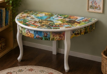 Kindertisch mit Märchenmotiven – Vintage Spieltisch aus Vollholz – Max Upcycling-Unikat