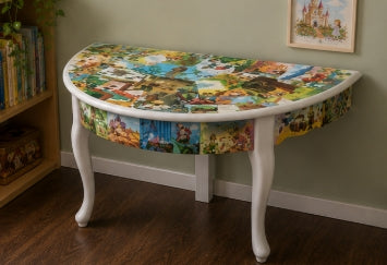 Kindertisch mit Märchenmotiven – Vintage Spieltisch aus Vollholz – Max Upcycling-Unikat