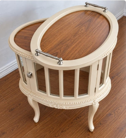 Vintage Teeschrank mit Licht in Creme & Naturholz – Vitrinenschrank „Madeleine“