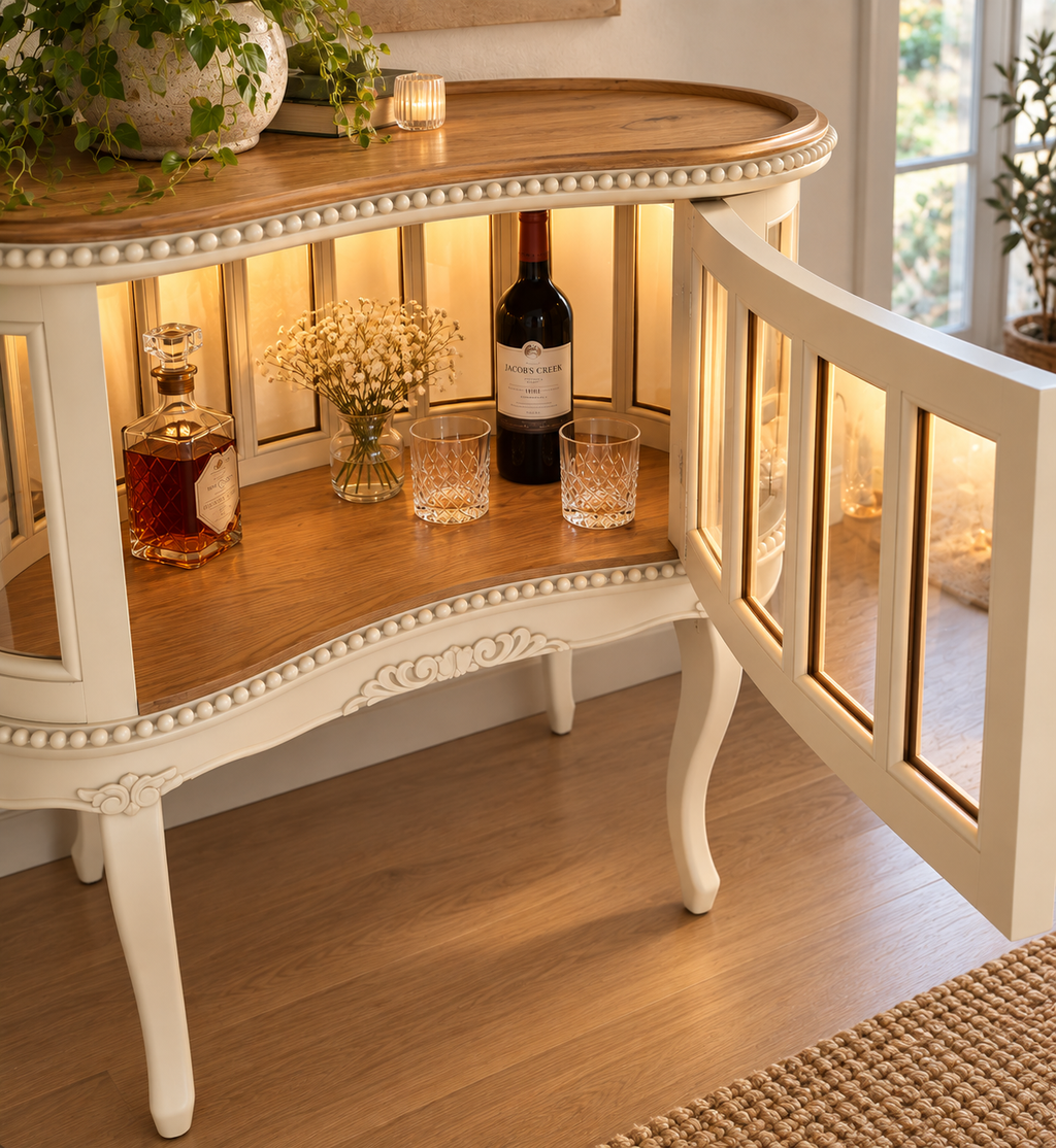 Vintage Barschrank mit Licht in Creme & Naturholz – Vitrinenschrank „Josette“
