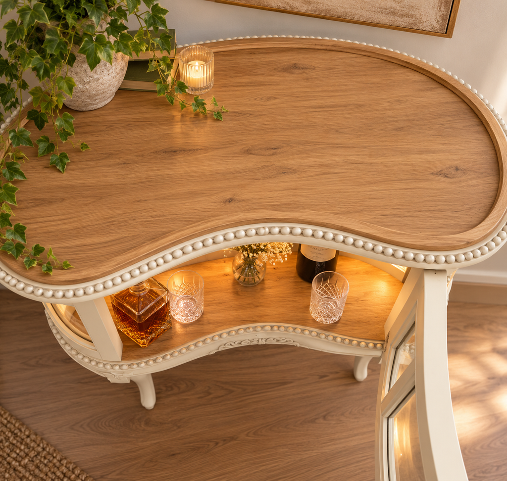 Vintage Barschrank mit Licht in Creme & Naturholz – Vitrinenschrank „Josette“