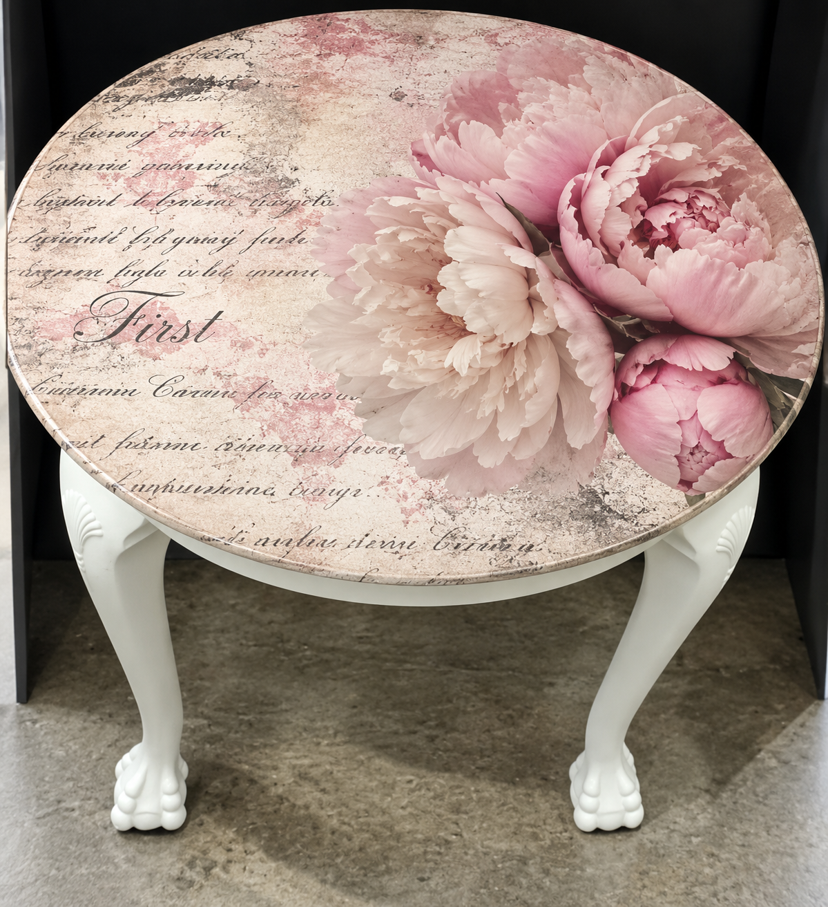 Runder Vintage Tisch mit Pfingstrosen – romantischer Esstisch „Fleur“