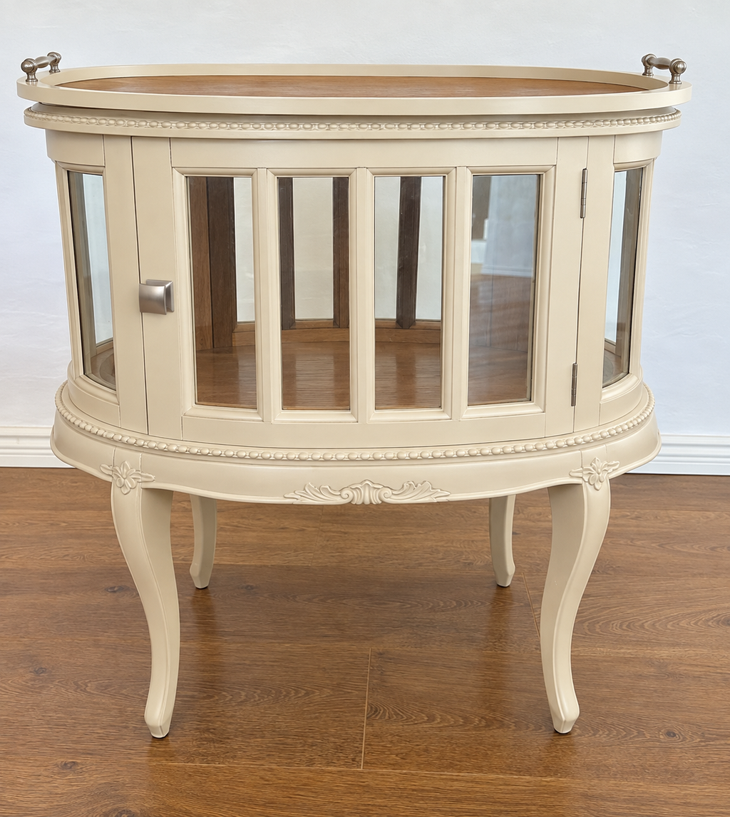 Vintage Teeschrank mit Licht in Creme & Naturholz – Vitrinenschrank „Madeleine“