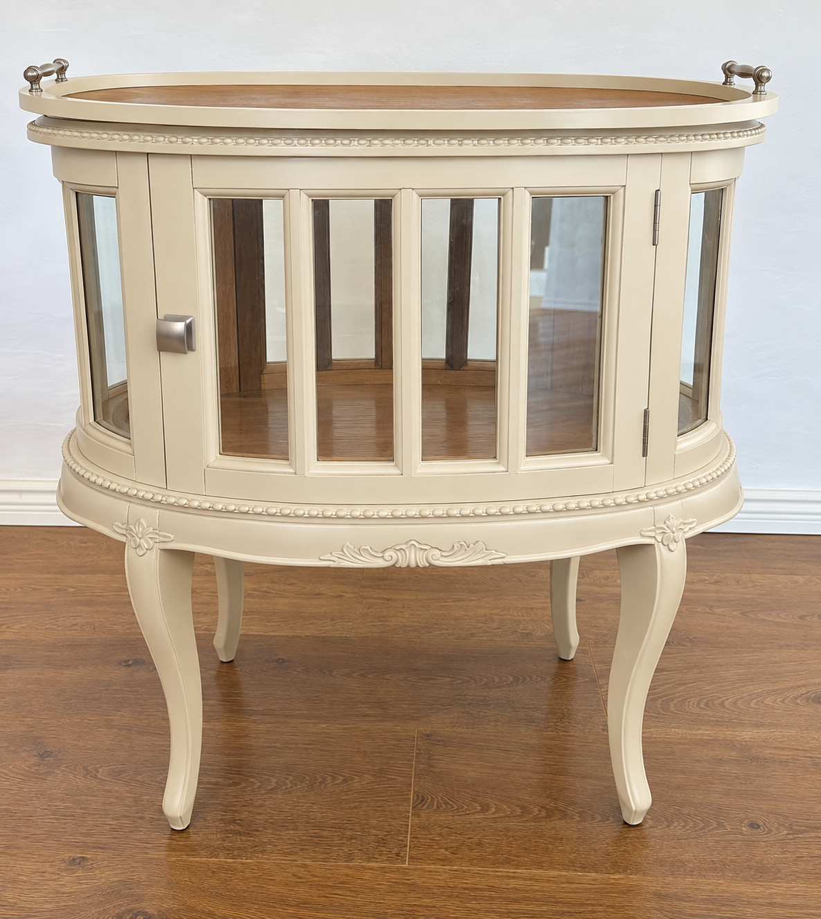 Vintage Teeschrank mit Licht in Creme & Naturholz – Vitrinenschrank „Madeleine“