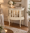 Vintage Teeschrank mit Licht in Creme & Naturholz – Vitrinenschrank „Madeleine“