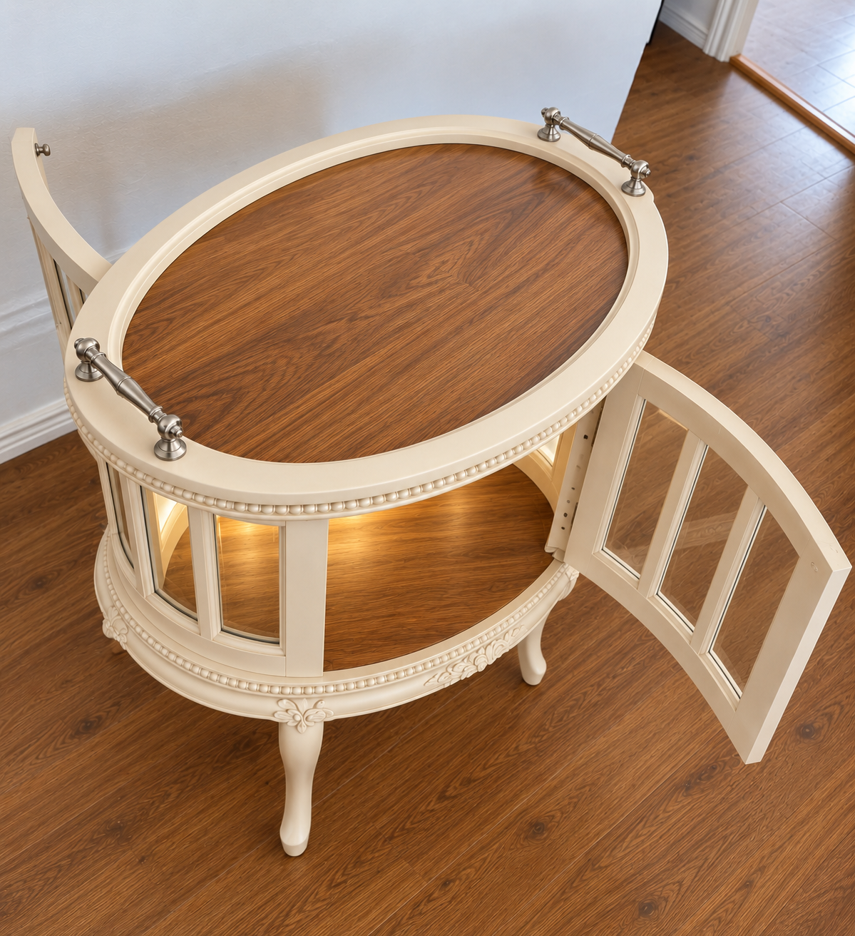Vintage Teeschrank mit Licht in Creme & Naturholz – Vitrinenschrank „Madeleine“