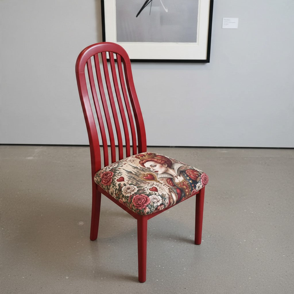 Vintage Stuhl mit Motivpolster in Rot – Rote Königin