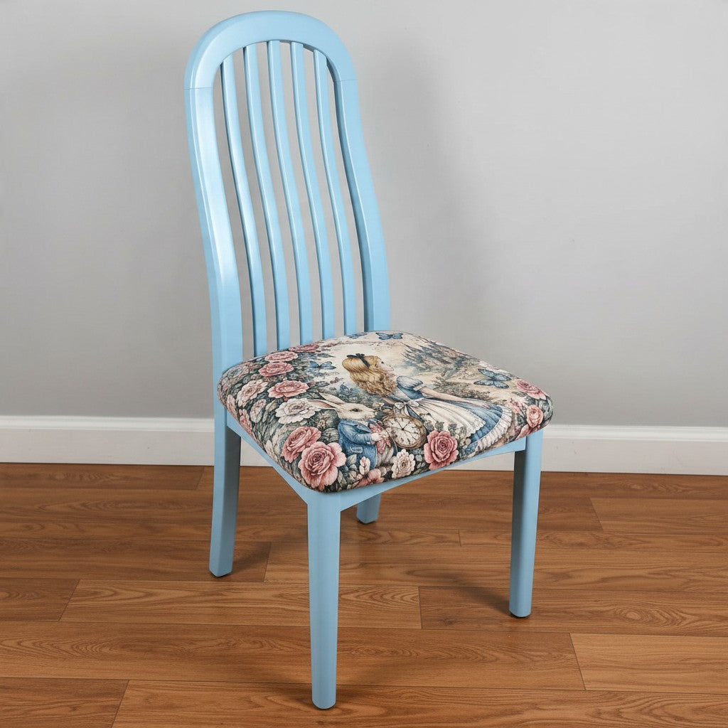 Vintage Stuhl mit Motivpolster in Babyblau – Mädchen Blaues Kleid