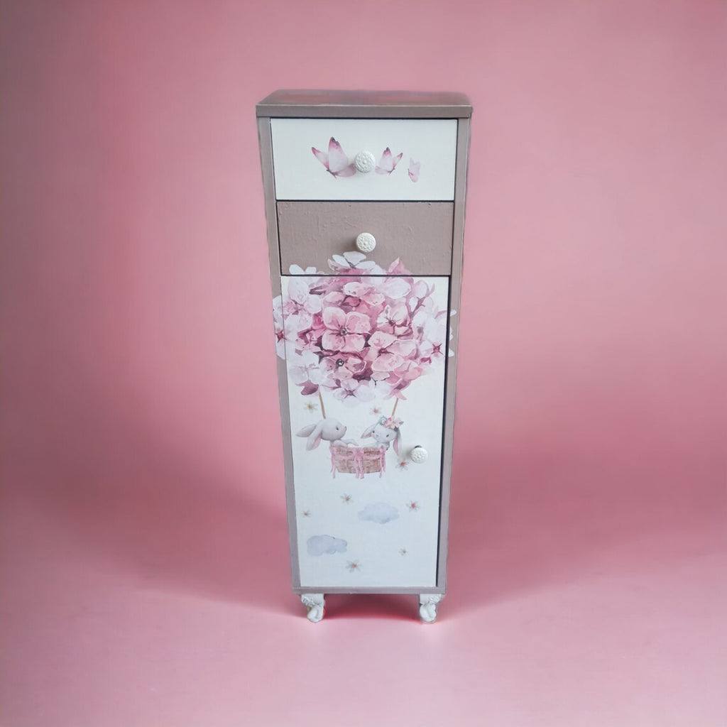 Schmaler Vintage Schrank fürs Kinderzimmer – Rosa Blumenmotiv – Unikat „Franzi“