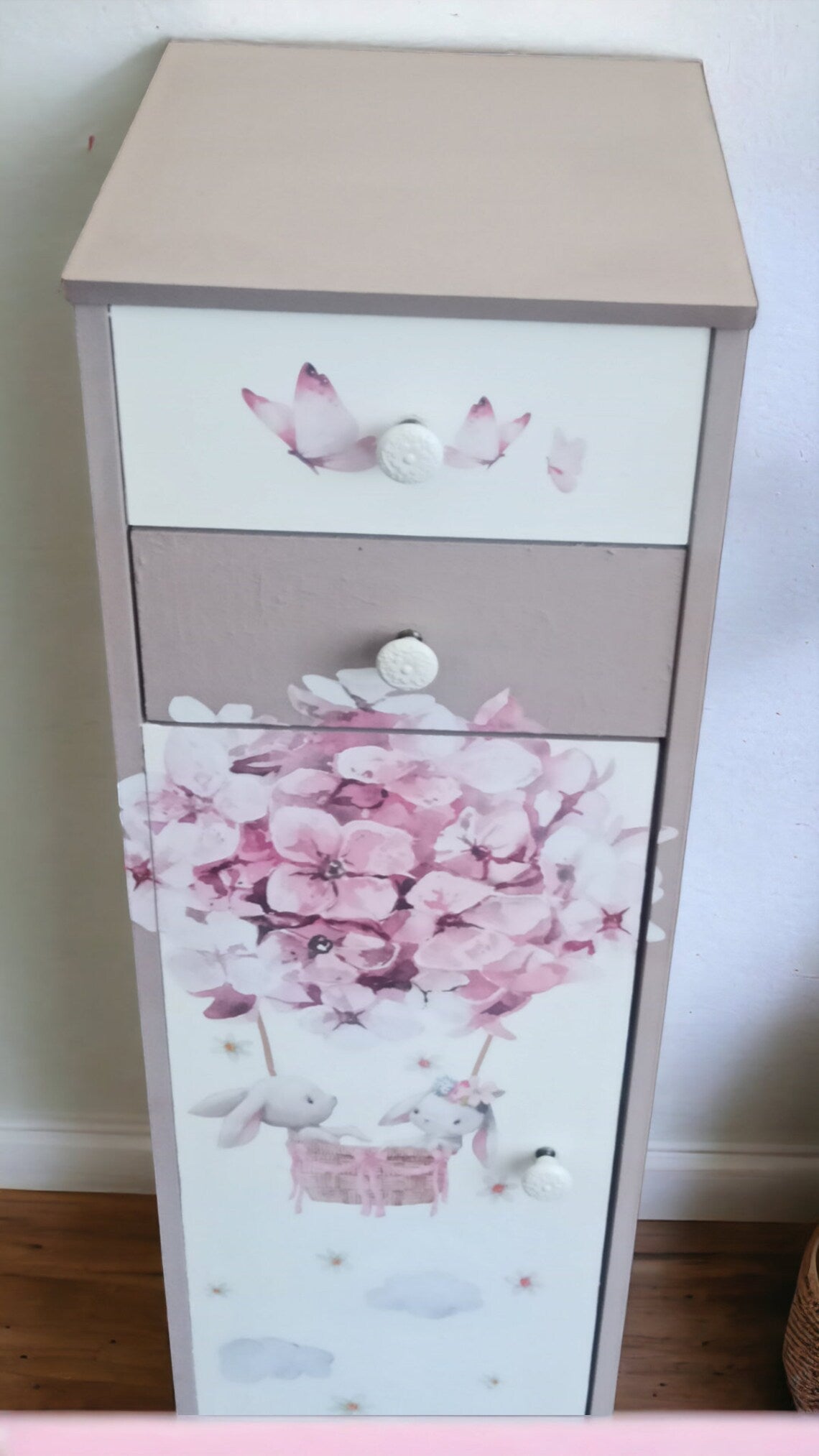 Schmaler Vintage Schrank fürs Kinderzimmer – Rosa Blumenmotiv – Unikat „Franzi“