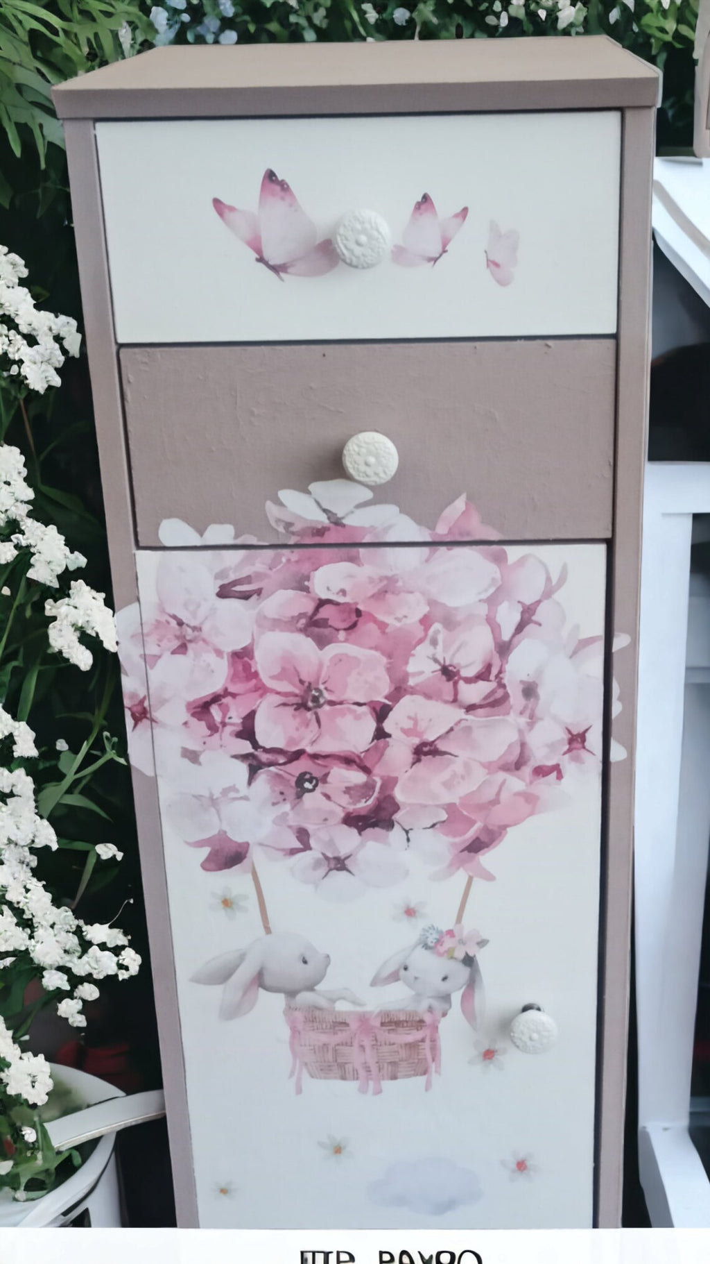 Schmaler Vintage Schrank fürs Kinderzimmer – Rosa Blumenmotiv – Unikat „Franzi“