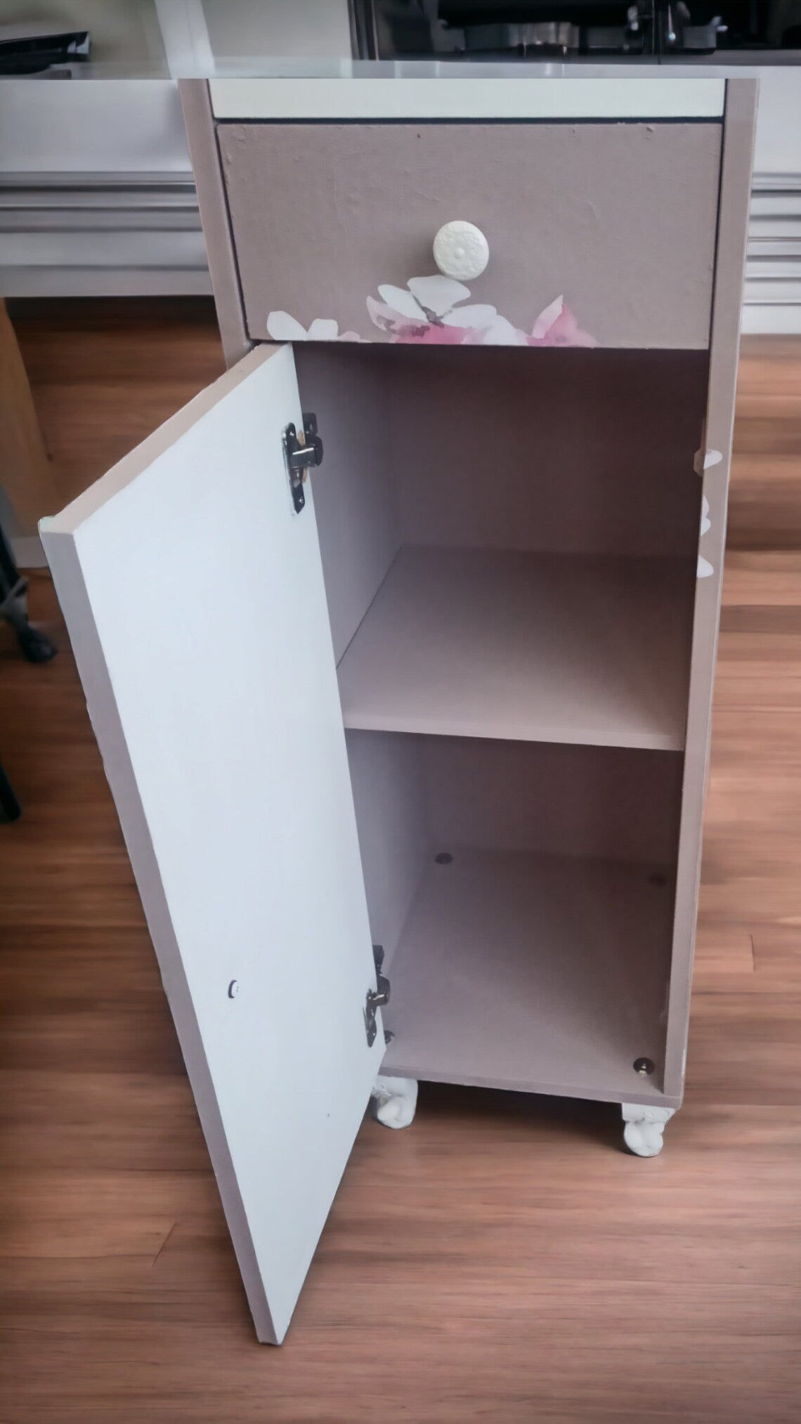 Schmaler Vintage Schrank fürs Kinderzimmer – Rosa Blumenmotiv – Unikat „Franzi“