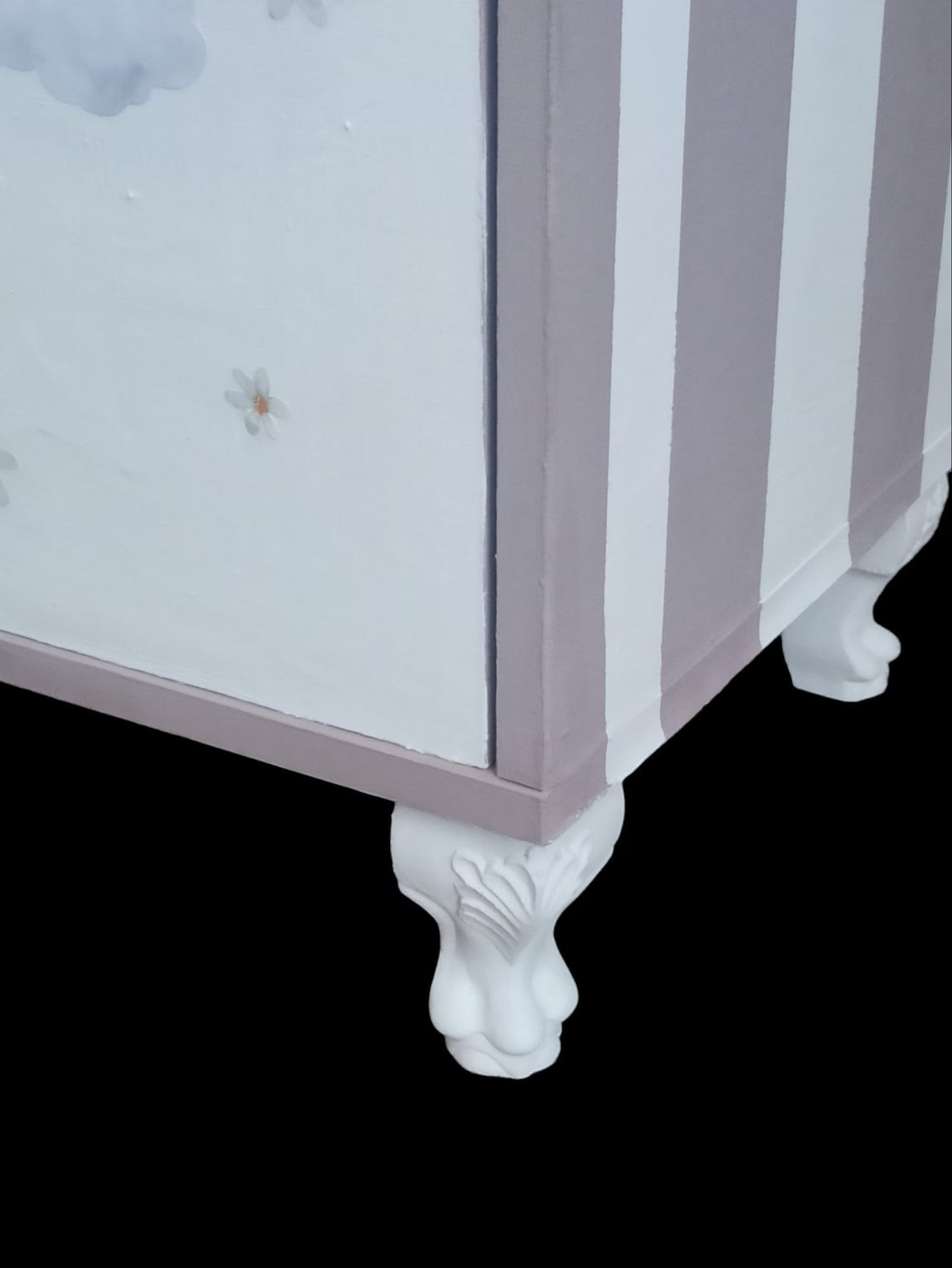 Schmaler Vintage Schrank fürs Kinderzimmer – Rosa Blumenmotiv – Unikat „Franzi“