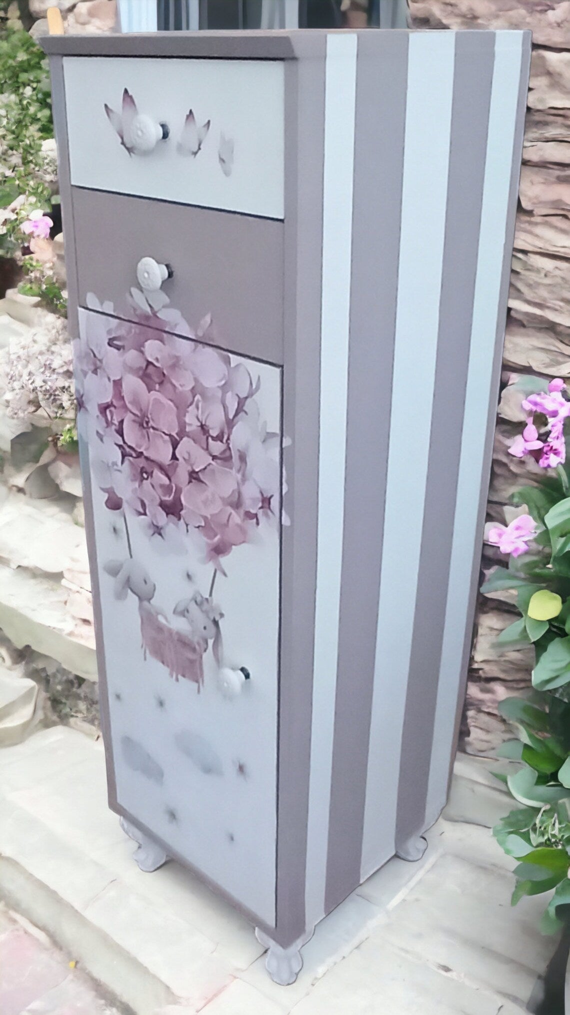 Schmaler Vintage Schrank fürs Kinderzimmer – Rosa Blumenmotiv – Unikat „Franzi“
