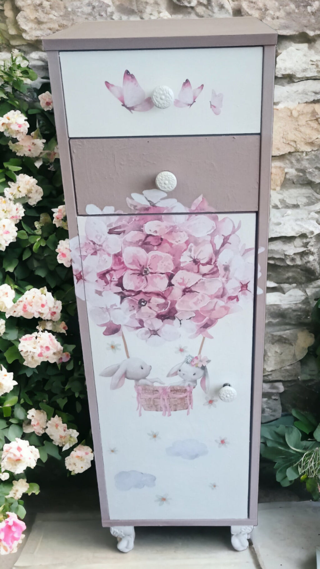 Schmaler Vintage Schrank fürs Kinderzimmer – Rosa Blumenmotiv – Unikat „Franzi“