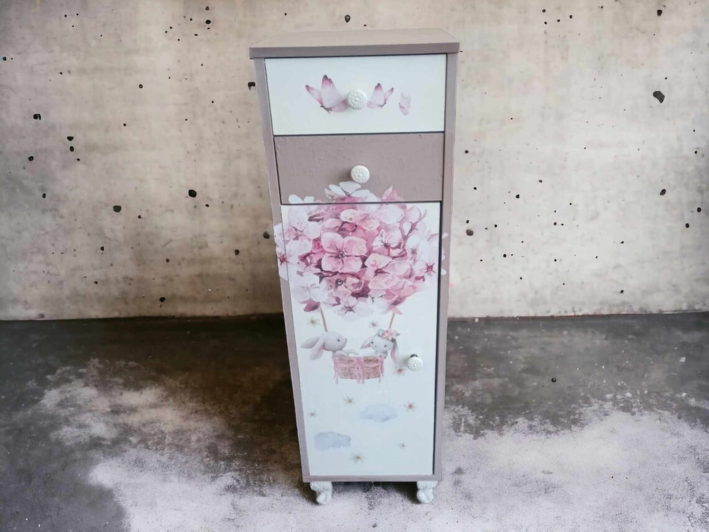 Schmaler Vintage Schrank fürs Kinderzimmer – Rosa Blumenmotiv – Unikat „Franzi“