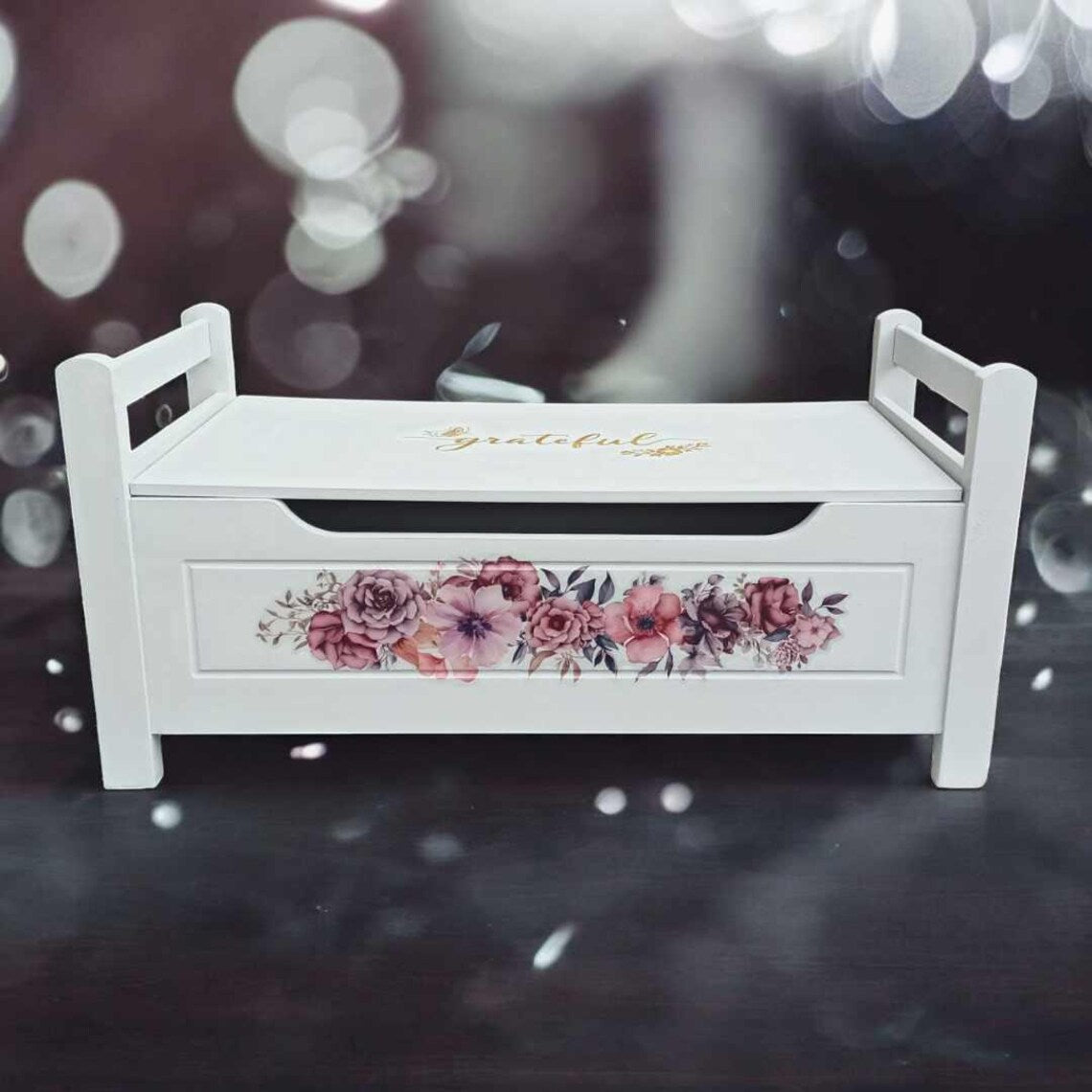Vintage Truhenbank mit Stauraum – Sitzbank Grau mit Blumenmotiv – kleine Landhaus Bank Joy