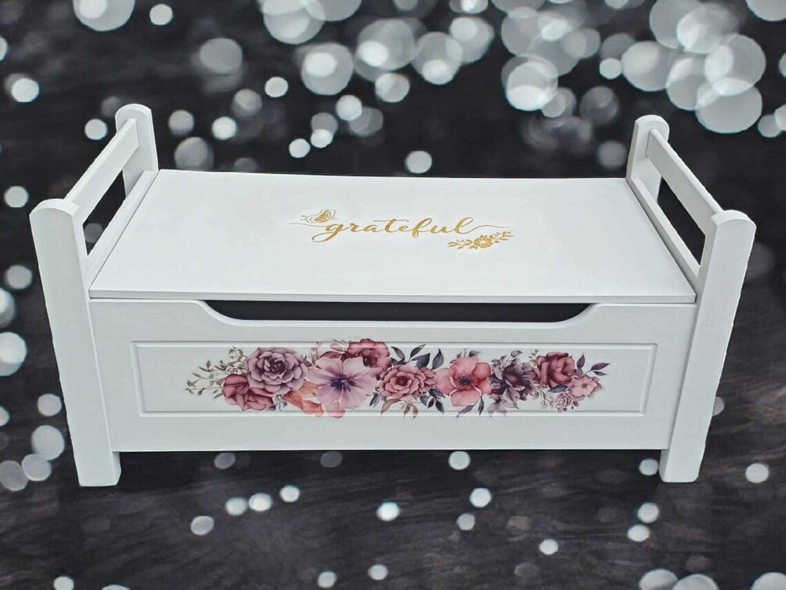 Vintage Truhenbank mit Stauraum – Sitzbank Grau mit Blumenmotiv – kleine Landhaus Bank Joy
