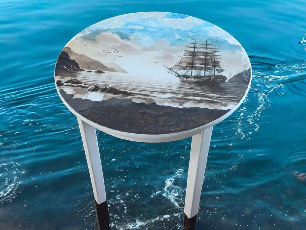 Runder Vintage Esstisch mit maritimem Segelschiff-Motiv & Epoxidharz | Anno
