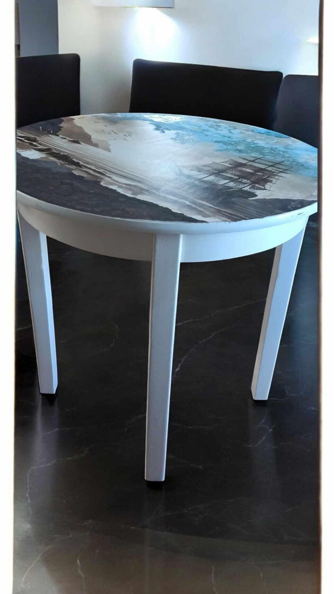 Runder Vintage Esstisch mit maritimem Segelschiff-Motiv & Epoxidharz | Anno