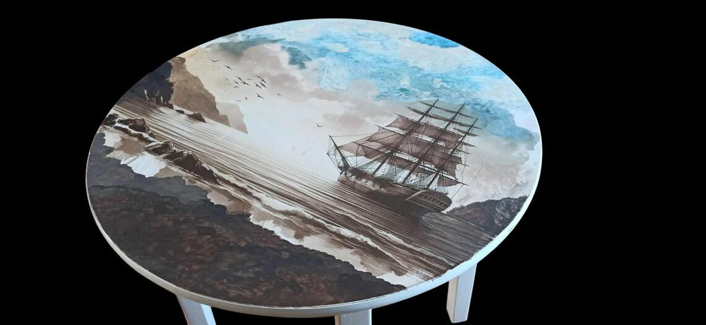 Runder Vintage Esstisch mit maritimem Segelschiff-Motiv & Epoxidharz | Anno