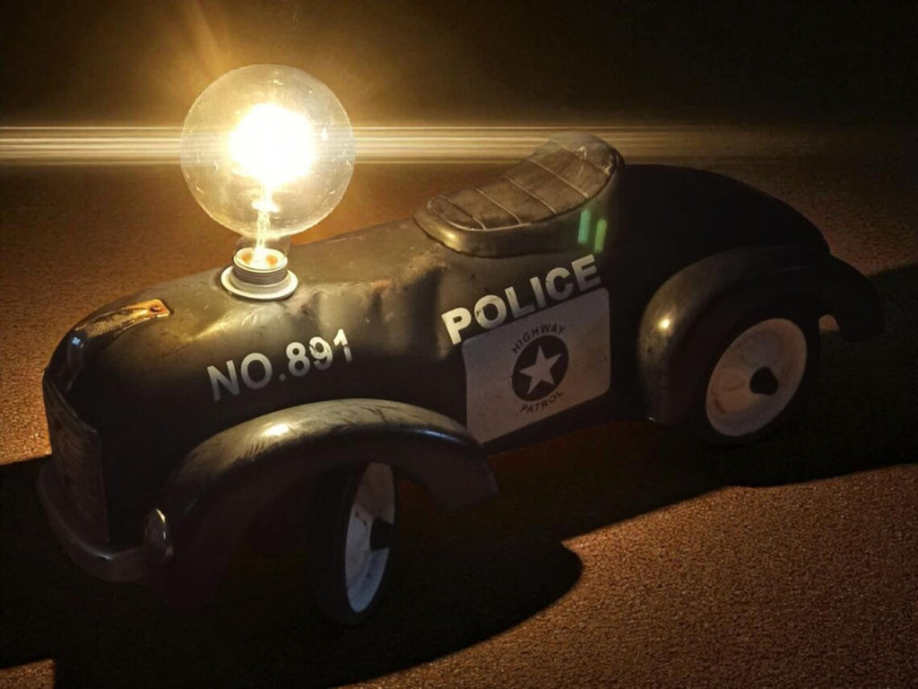 Vintage Lampe aus altem Rutschauto – Polizeiauto Tischlampe im Industrial Retro Stil