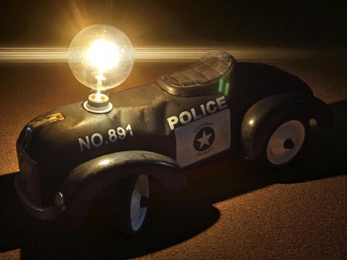 Vintage Lampe aus altem Rutschauto – Polizeiauto Tischlampe im Industrial Retro Stil