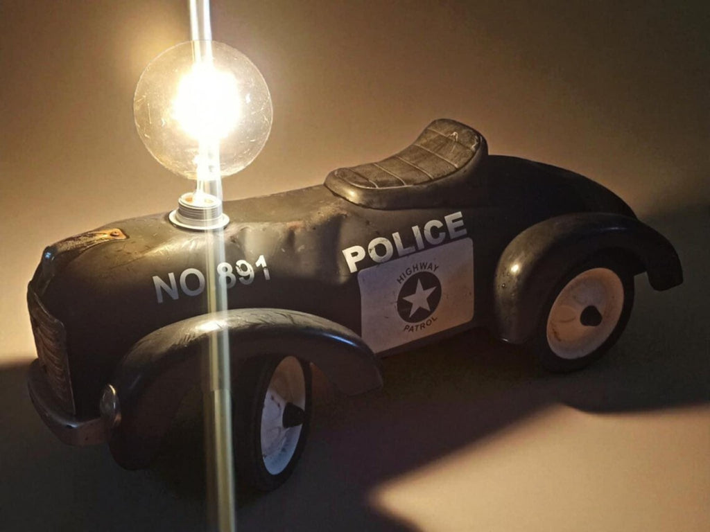 Vintage Lampe aus altem Rutschauto – Polizeiauto Tischlampe im Industrial Retro Stil