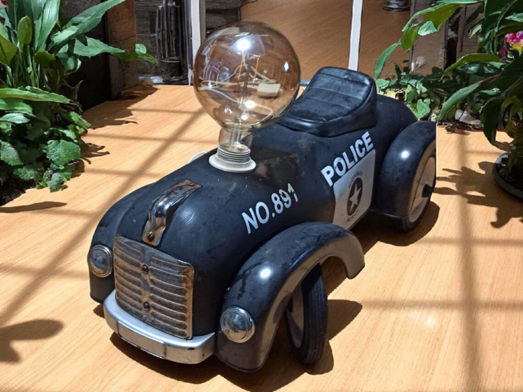 Vintage Lampe aus altem Rutschauto – Polizeiauto Tischlampe im Industrial Retro Stil