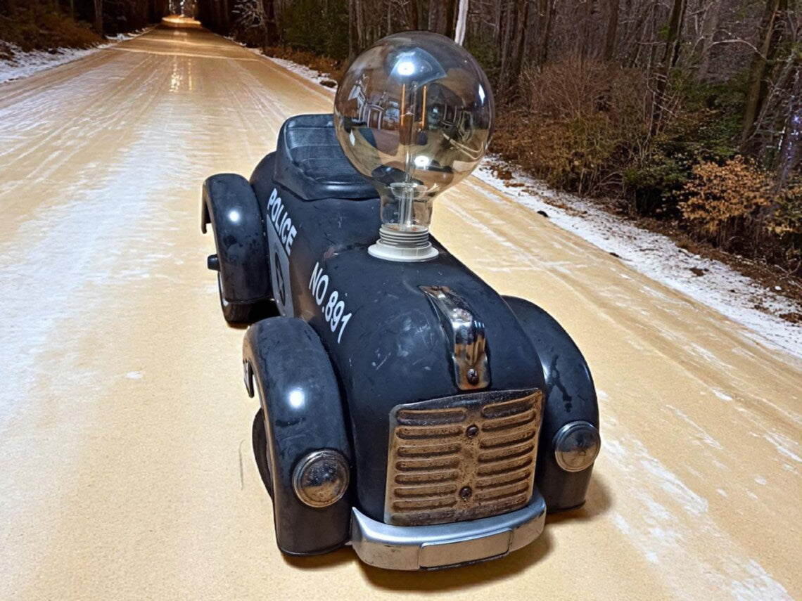 Vintage Lampe aus altem Rutschauto – Polizeiauto Tischlampe im Industrial Retro Stil
