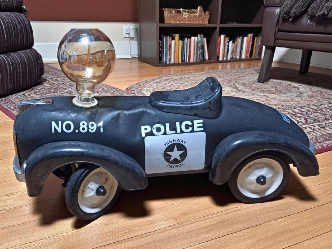 Vintage Lampe aus altem Rutschauto – Polizeiauto Tischlampe im Industrial Retro Stil