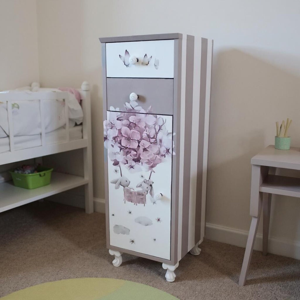 Schmaler Vintage Schrank fürs Kinderzimmer – Rosa Blumenmotiv – Unikat „Franzi“