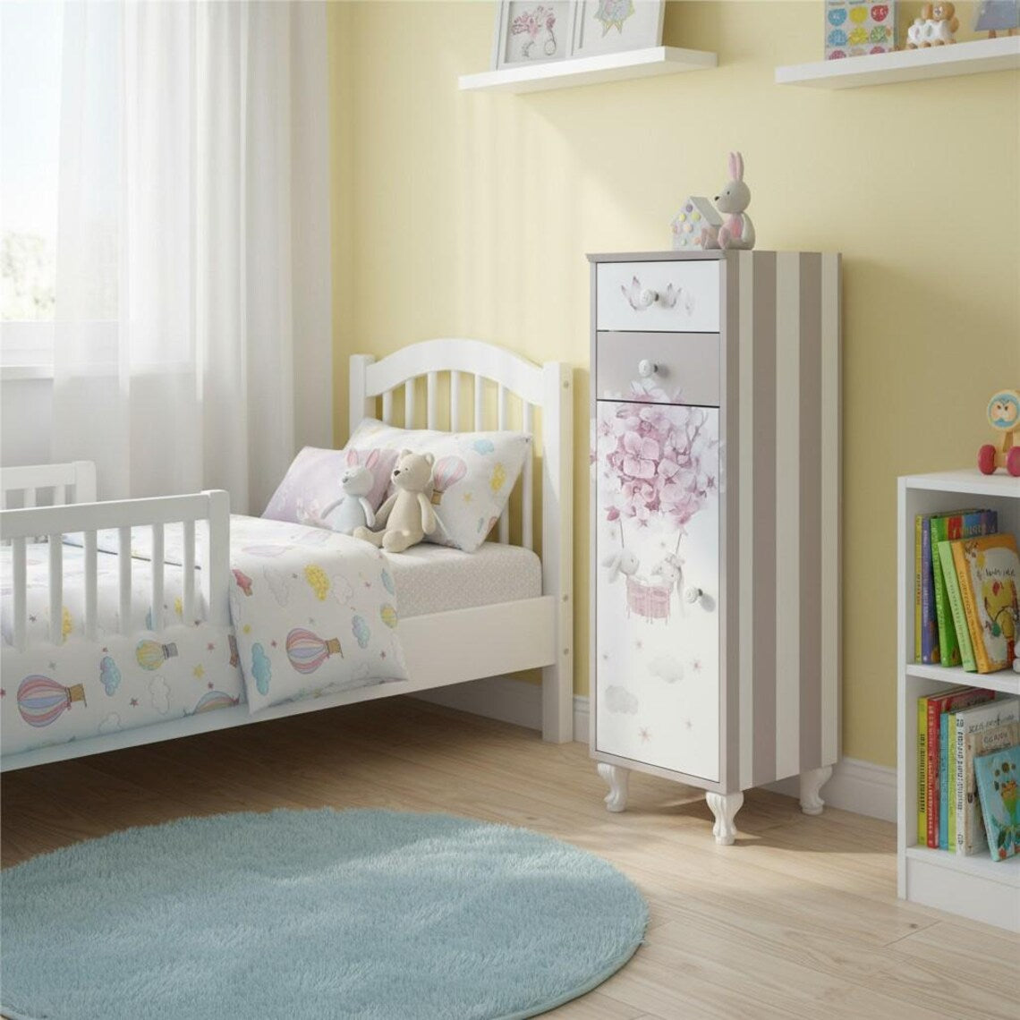Schmaler Vintage Schrank fürs Kinderzimmer – Rosa Blumenmotiv – Unikat „Franzi“