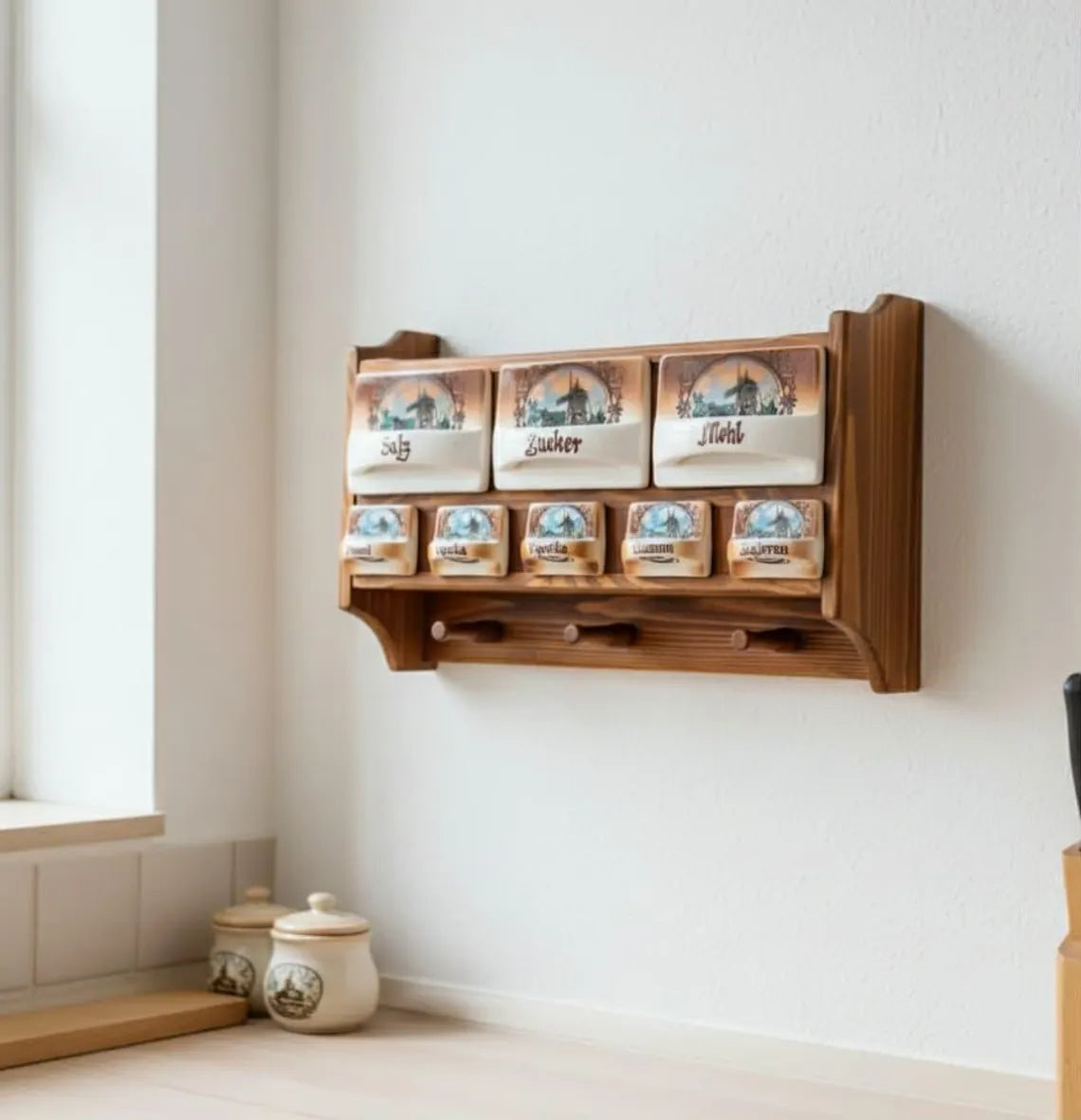 Vintage Schüttenregal aus Holz mit Keramikschütten – Gewürzregal für die Küche