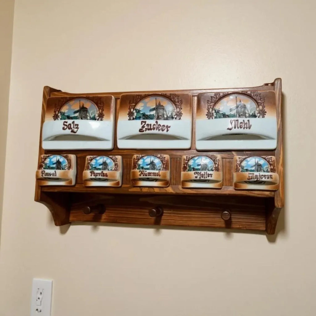 Vintage Schüttenregal aus Holz mit Keramikschütten – Gewürzregal für die Küche