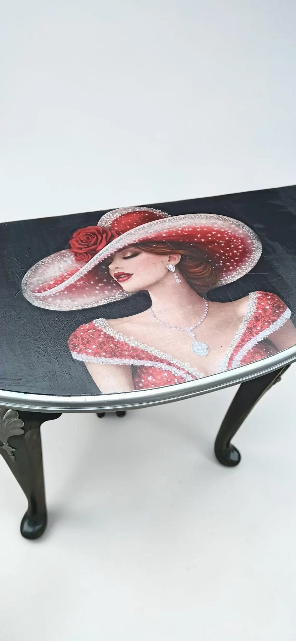 Halbrunder Konsolentisch Vintage – schwarze Wandkonsole mit Frauenmotiv | Katja