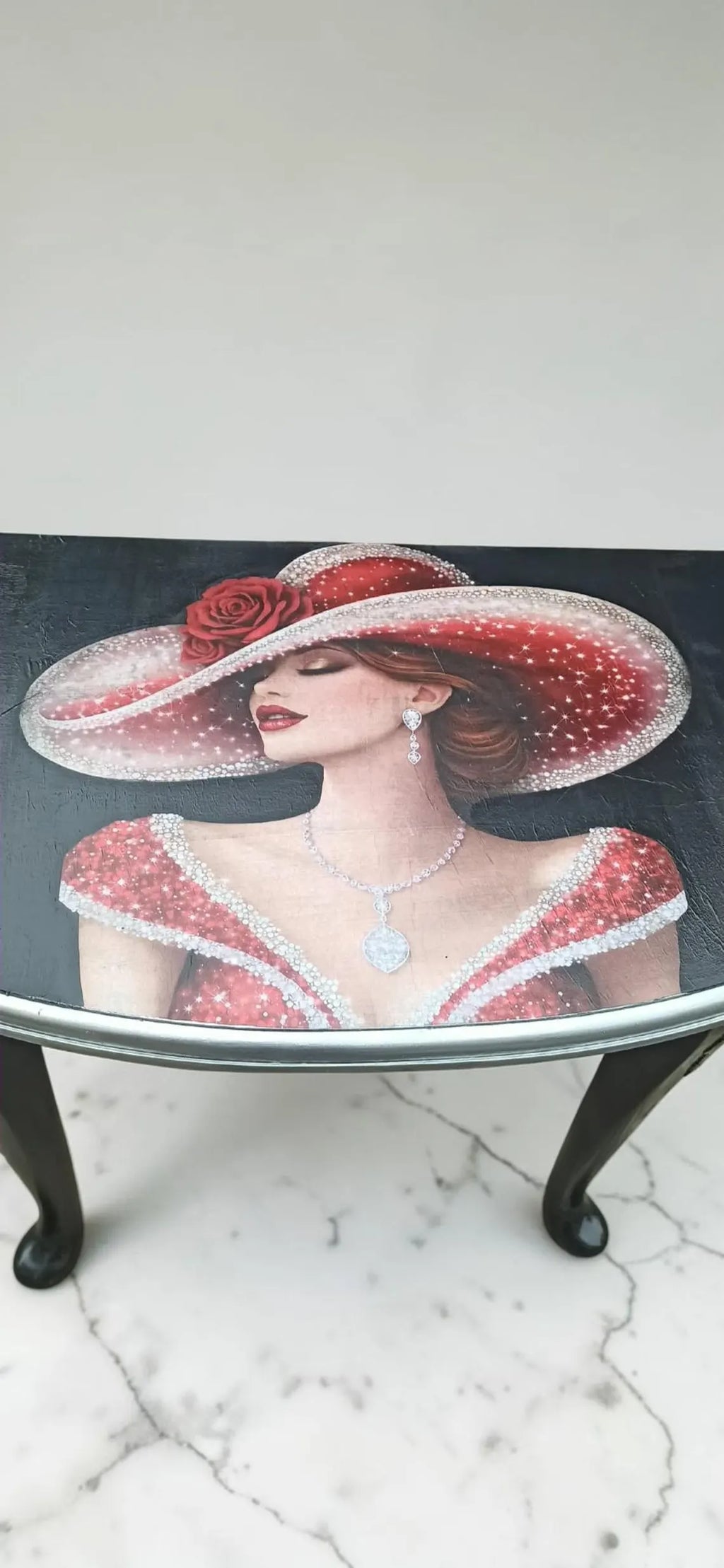 Halbrunder Konsolentisch Vintage – schwarze Wandkonsole mit Frauenmotiv | Katja