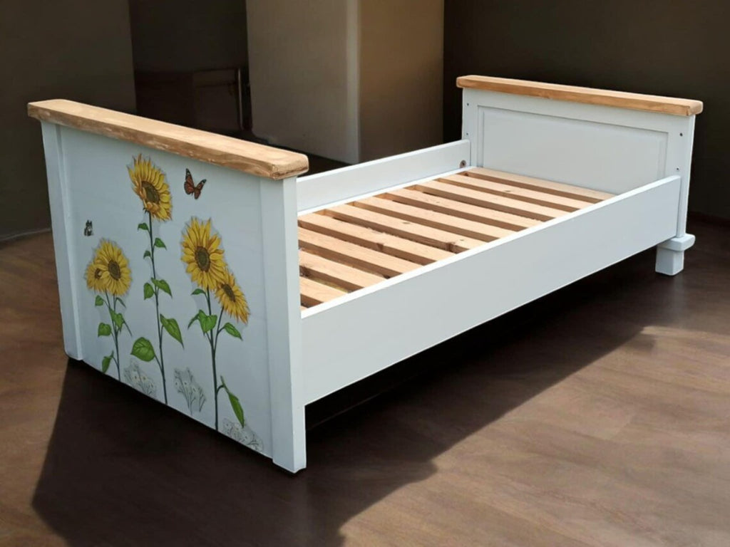 Mitwachsendes Kinderbett 70x140 aus Holz mit Sonnenblumen – Vintage Unikat | Sunny