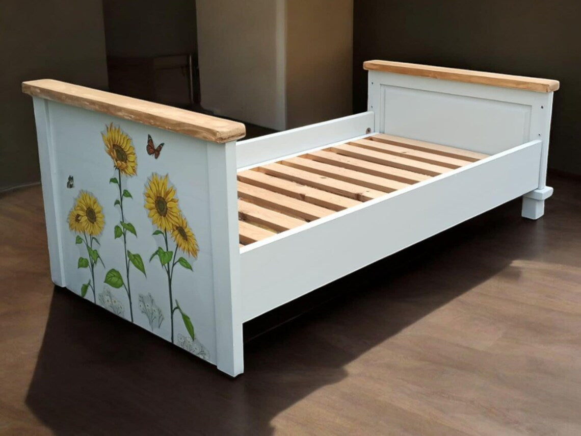 Mitwachsendes Kinderbett 70x140 aus Holz mit Sonnenblumen – Vintage Unikat | Sunny