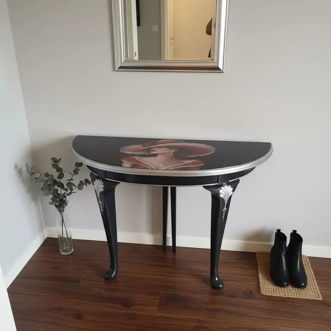 Halbrunder Konsolentisch Vintage – schwarze Wandkonsole mit Frauenmotiv | Katja