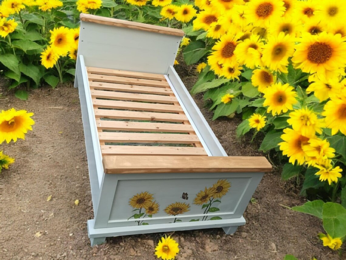 Mitwachsendes Kinderbett 70x140 aus Holz mit Sonnenblumen – Vintage Unikat | Sunny