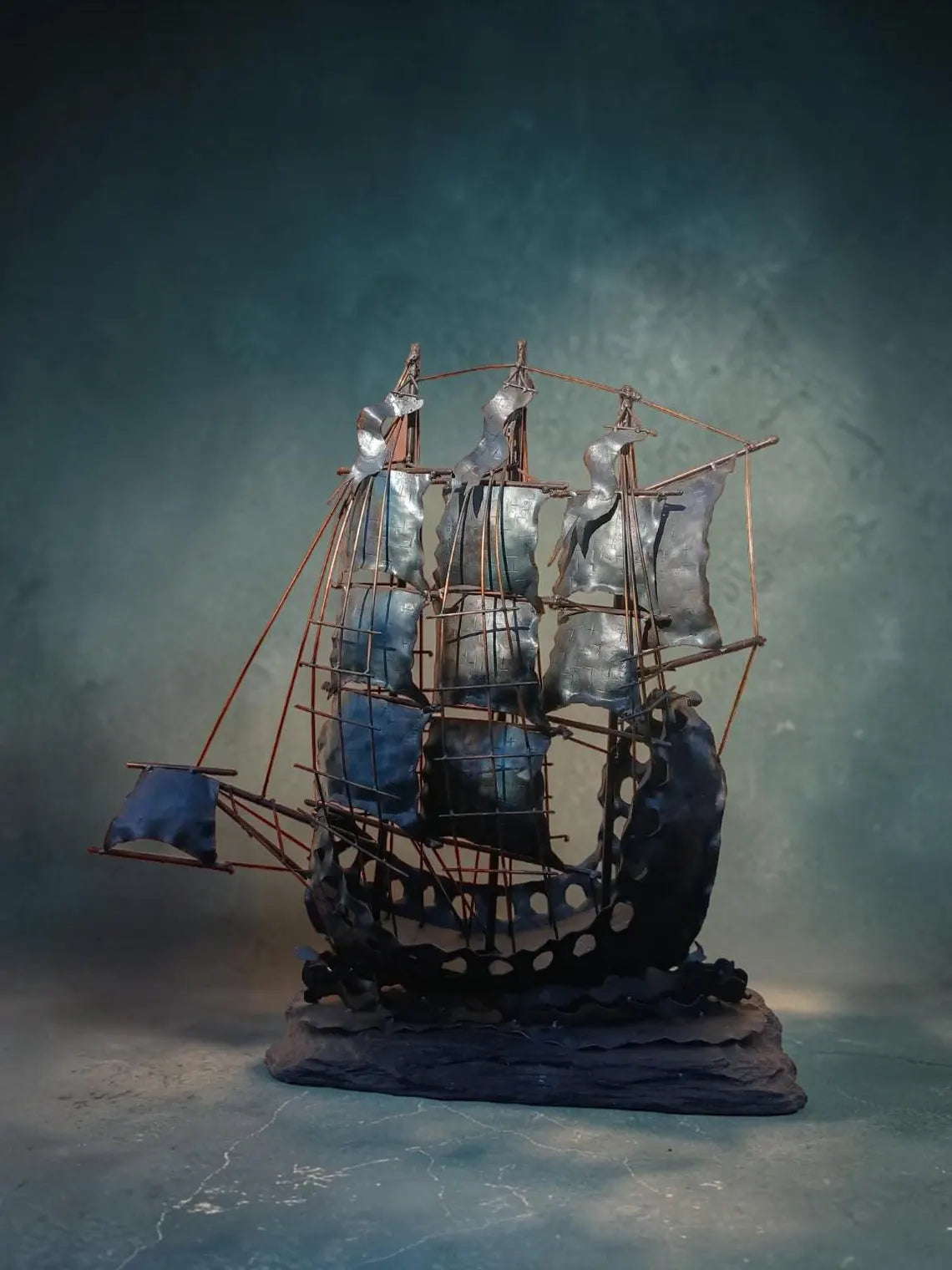 Handgefertigte Segelschiff Skulptur aus Stahl – Maritime Metallkunst Unikat „Sturmbrecher“