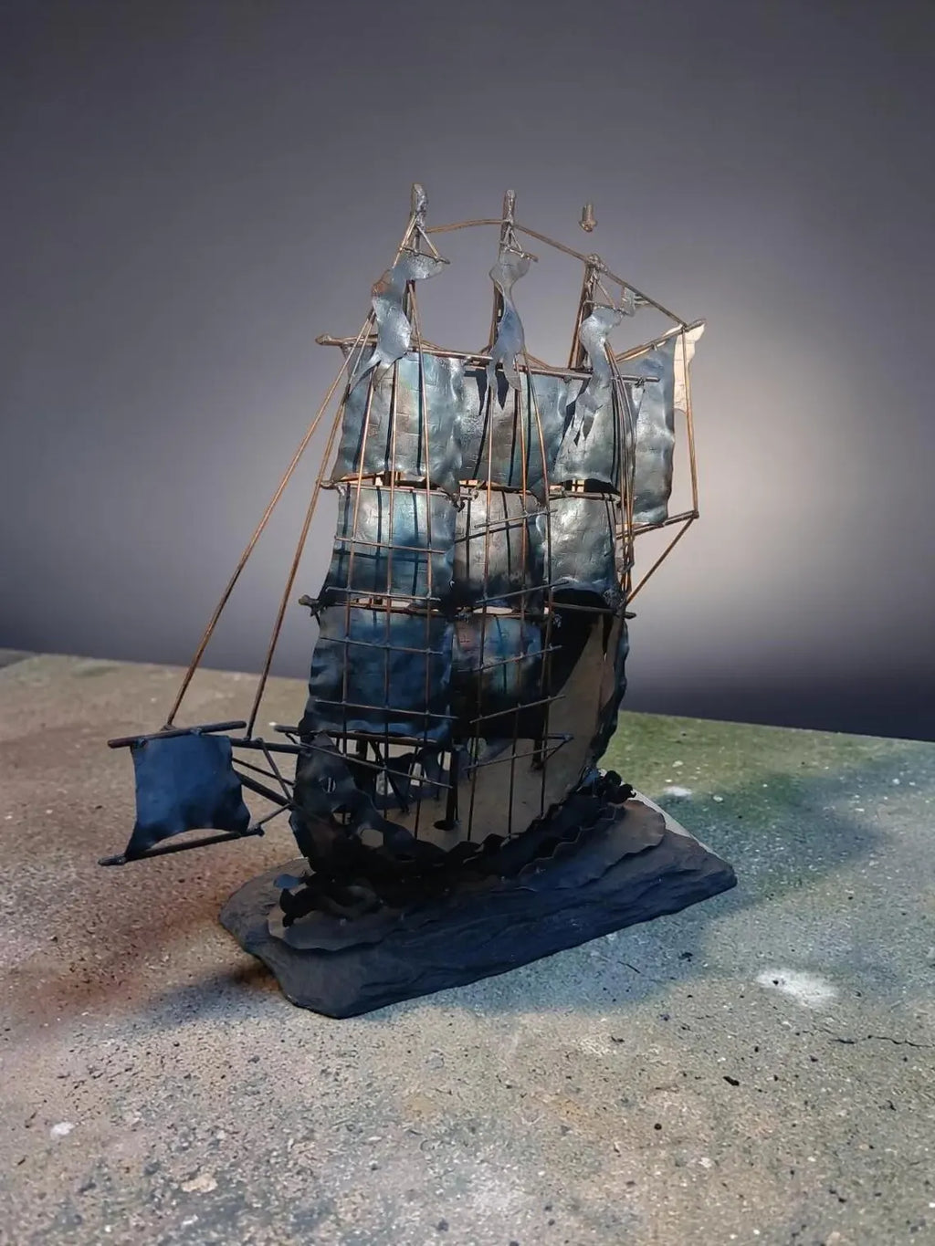 Handgefertigte Segelschiff Skulptur aus Stahl – Maritime Metallkunst Unikat „Sturmbrecher“