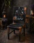 Gothic Vintage Holzstuhl mit Spukhaus-Motiv – Halloween & Dark Academia | Mortimer