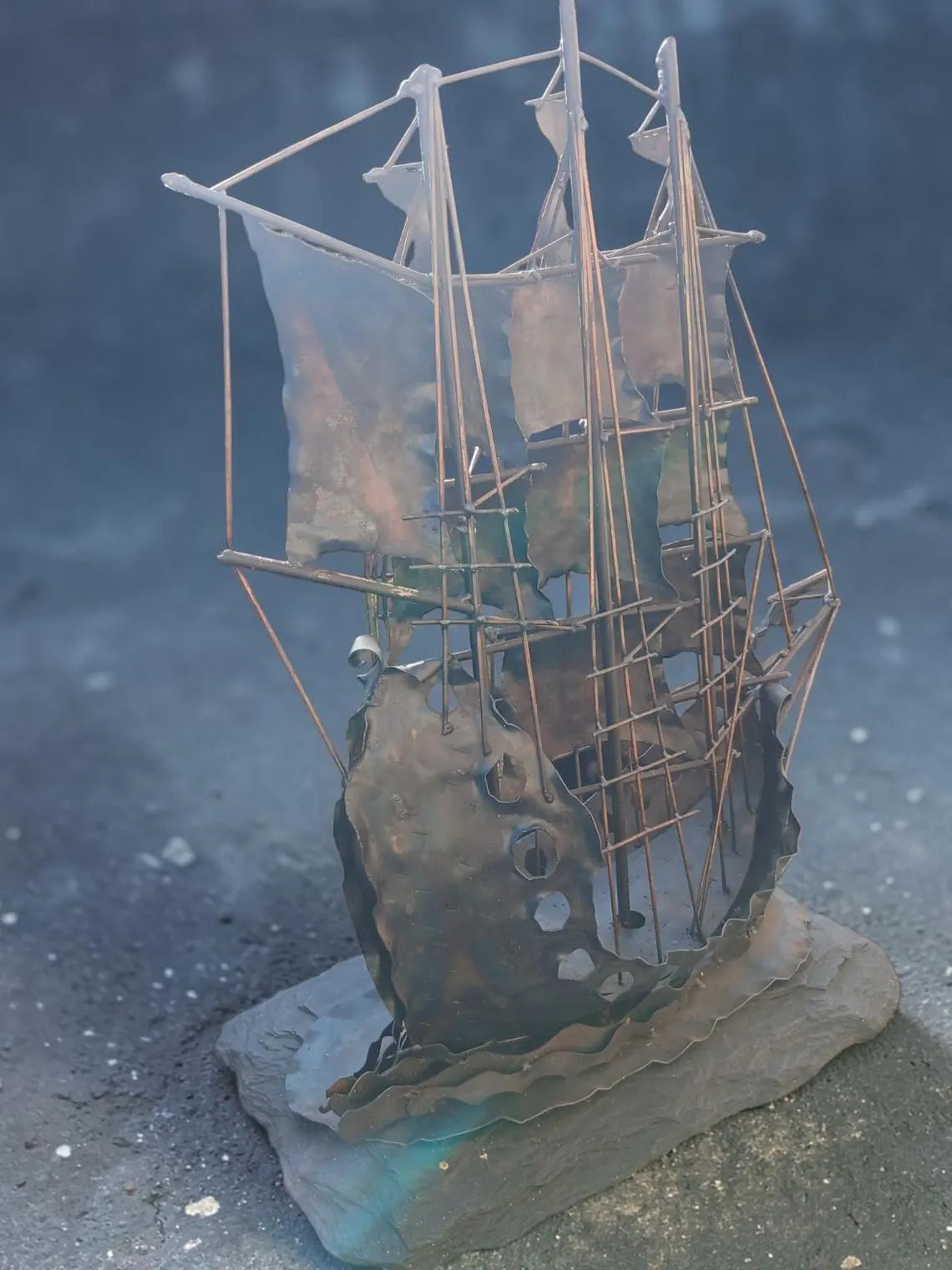Handgefertigte Segelschiff Skulptur aus Stahl – Maritime Metallkunst Unikat „Sturmbrecher“