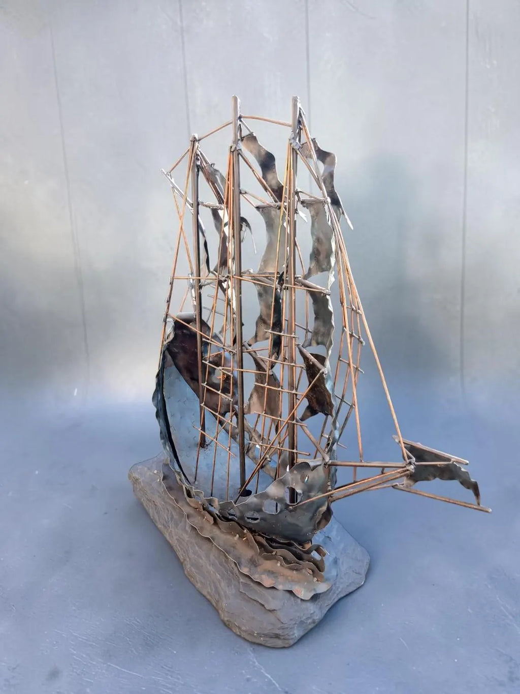 Handgefertigte Segelschiff Skulptur aus Stahl – Maritime Metallkunst Unikat „Sturmbrecher“