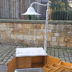 Vintage Lampentisch aus altem Nähschränkchen – Beistelltisch mit integrierter Lampe & Stauraum