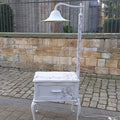 Vintage Lampentisch aus altem Nähschränkchen – Beistelltisch mit integrierter Lampe & Stauraum