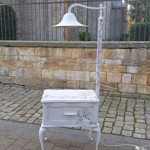 Vintage Lampentisch aus altem Nähschränkchen – Beistelltisch mit integrierter Lampe & Stauraum