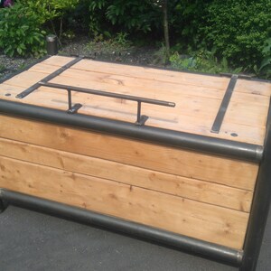 Industrial Truhe aus Holz & Metall – großer Couchtisch mit Stauraum – Berthold
